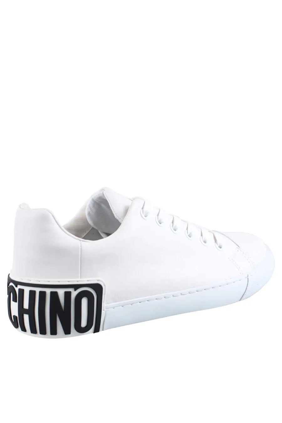 Zapatillas blancas con maxilogo negro de goma en suela